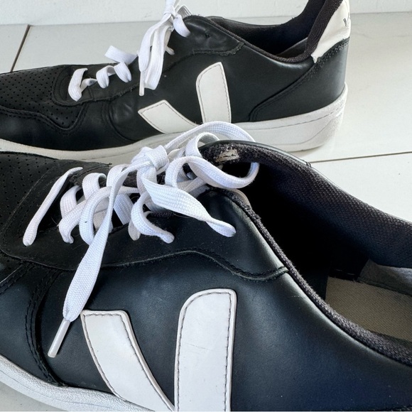 Veja V 10 Sneakers in Black Size 10 - Picture 5 of 8